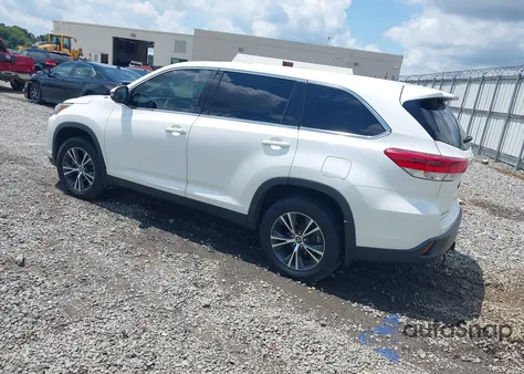 2019 Toyota Highlander Le z USA, uszkodzony, nr VIN 5TDBZRFHXKS970311